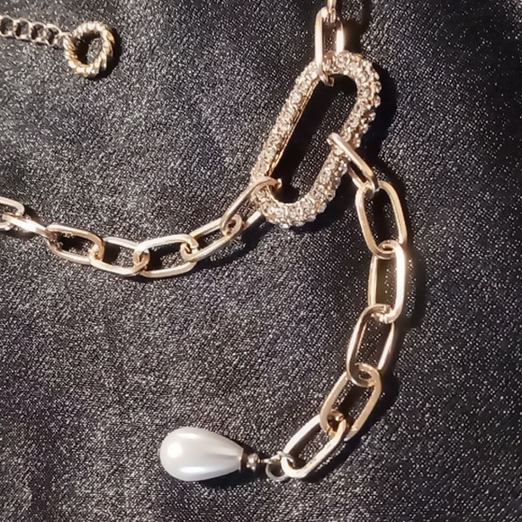 Paper clip chain with rhinestones and a drop pearl. Gold tone /white pearl like - Picture 2 of 9